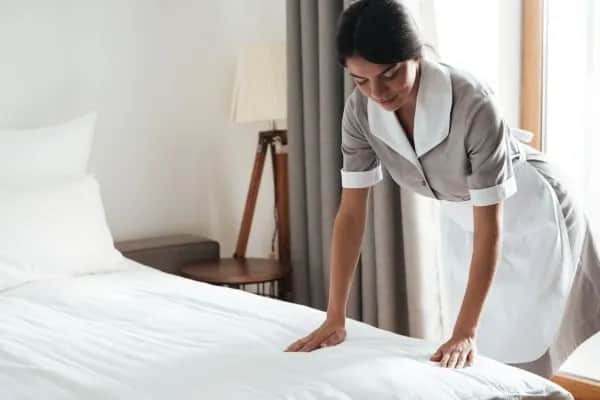 Kto pracuje w hotelu? Poznaj kluczowe role i ich zadania