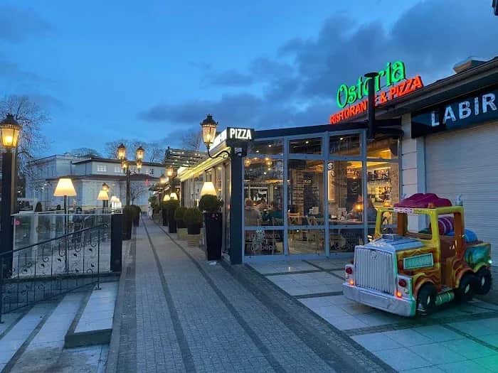 Gdzie zjeść w Międzyzdrojach? Odkryj najlepsze restauracje i smaki