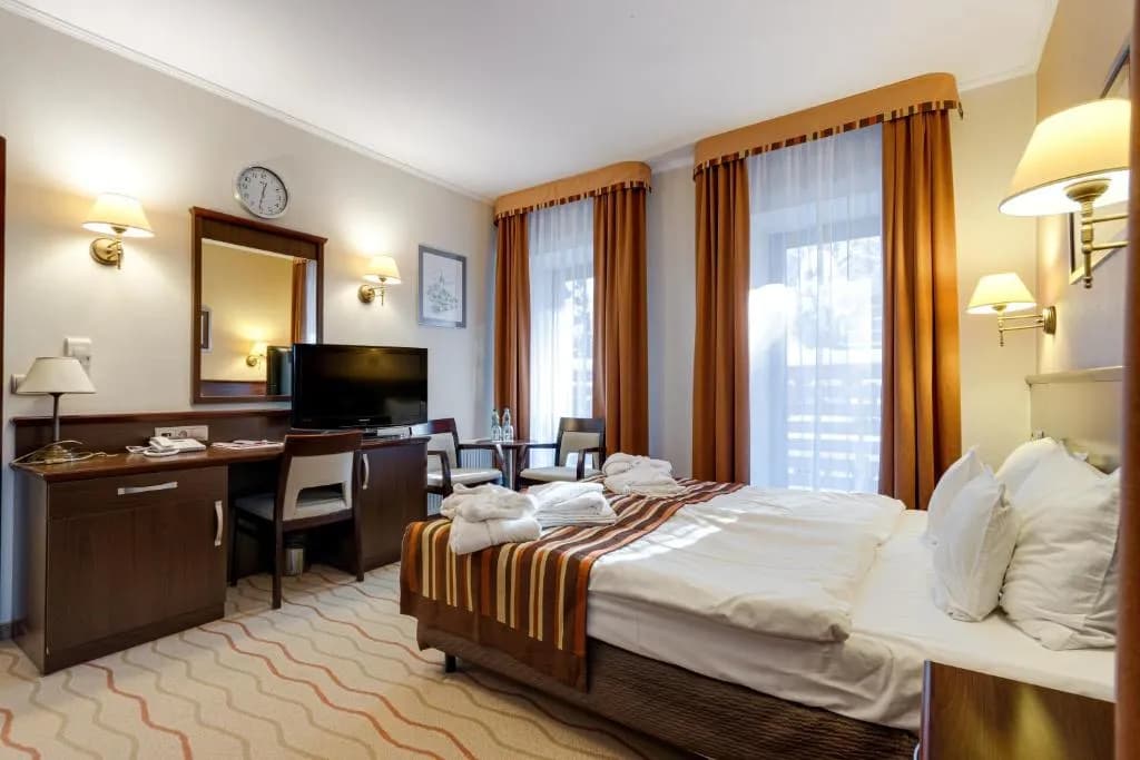 Czy można wynająć pokój w hotelu nie mając 18 lat? Zasady i wymagania