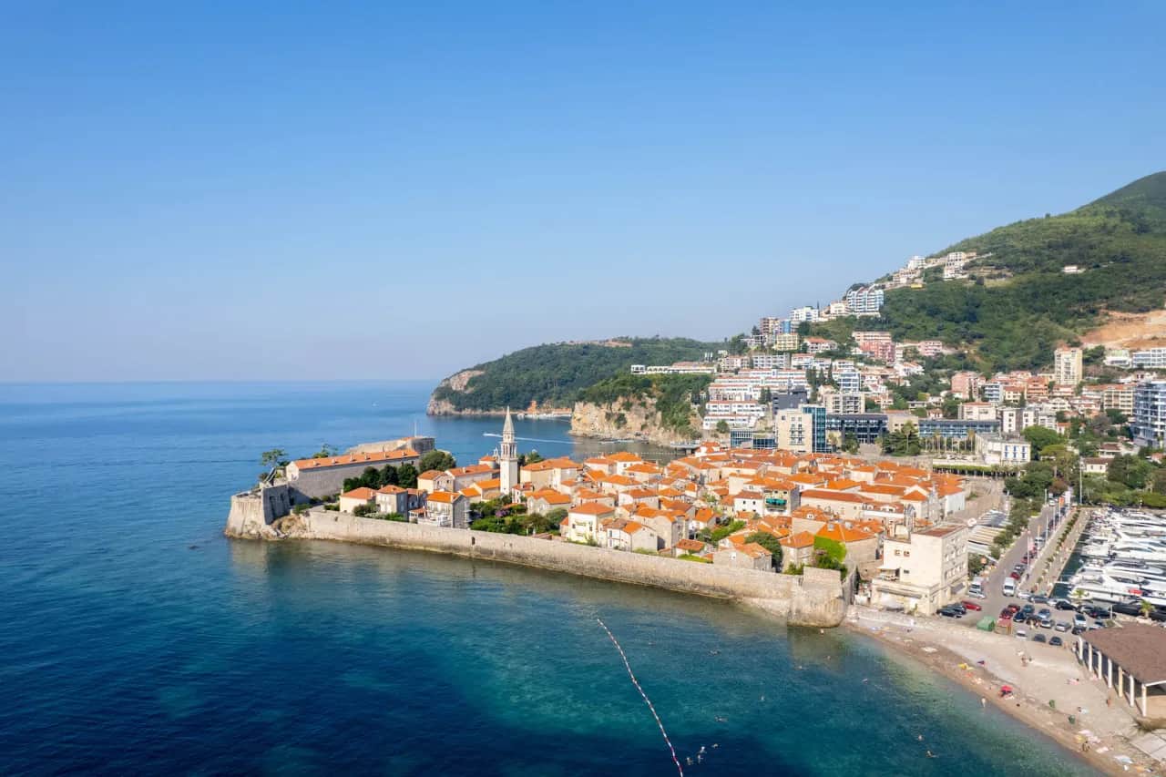 Gdzie nocleg w drodze do Czarnogóry? Poznaj najlepsze opcje i porady