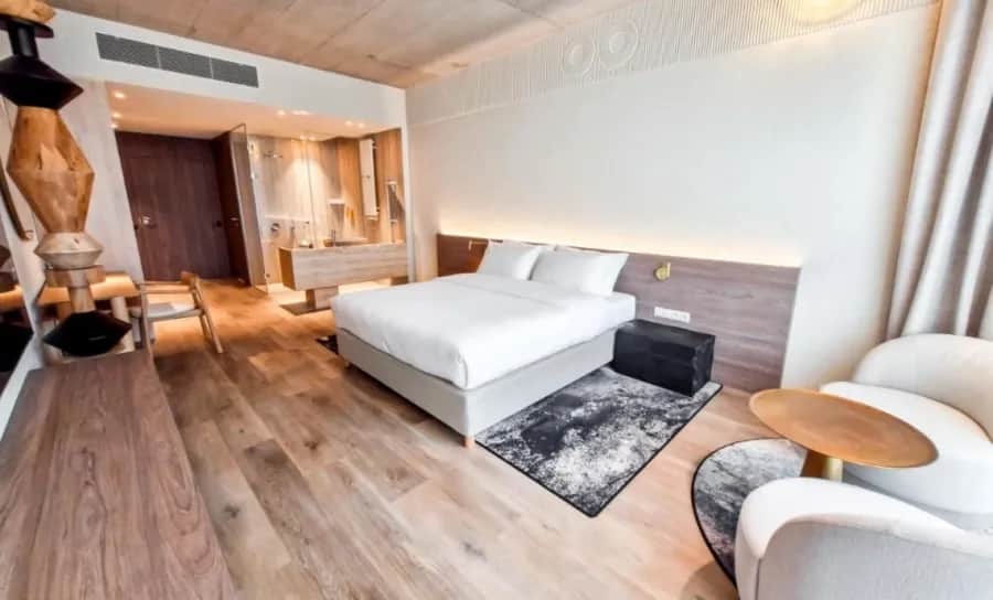 Czy osoba niepełnoletnia może wynająć pokój w hotelu? Ważne zasady!