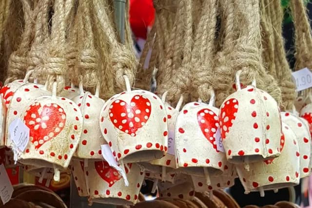 Gdzie kupić pamiątki w Wiedniu? Odkryj najlepsze lokalizacje i unikalne wyroby