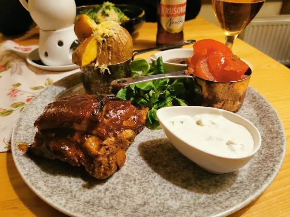 Gdzie zjeść w Solec-Zdroju? Odkryj najlepsze restauracje i smaki