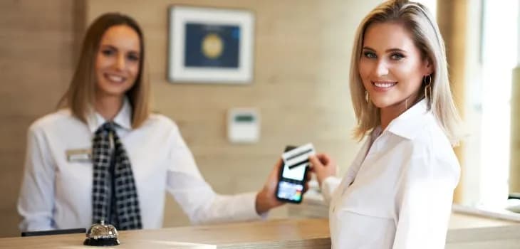 Co robi recepcjonistka w hotelu? Odkryj ważne obowiązki tej roli