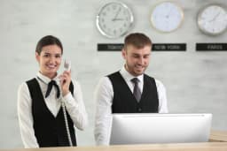 Ile godzin pracuje recepcjonistka w hotelu? Odkryj prawdę o pracy