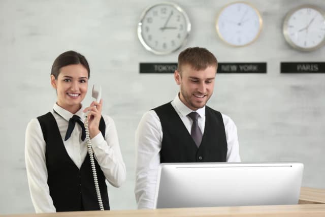 Ile godzin pracuje recepcjonistka w hotelu? Odkryj prawdę o pracy