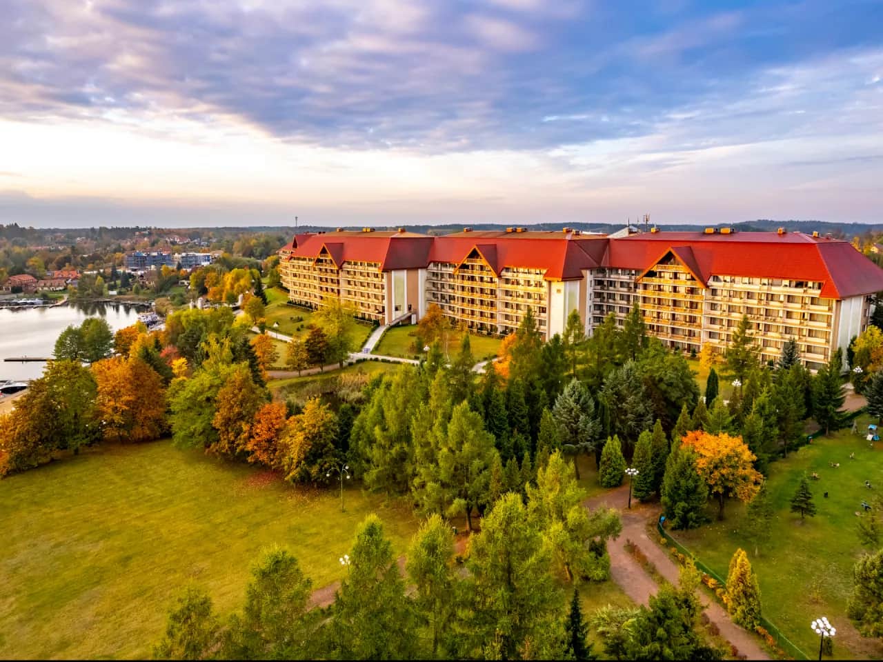 Ile pokoi ma hotel Gołębiewski w Mikołajkach? Sprawdź szczegóły!